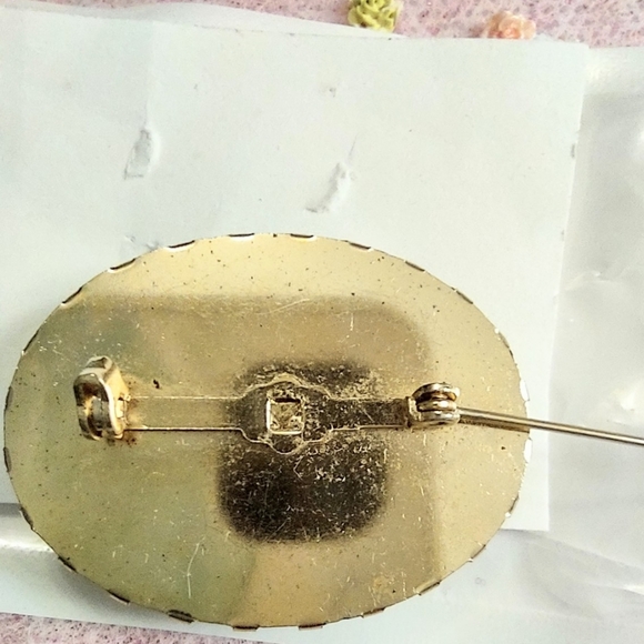 Antiqued Green & Ivory Cameo Brooch Right Face - Picture 4 of 8